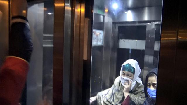 Avcılarda iki kadın metrobüs asansöründe mahsur kaldı