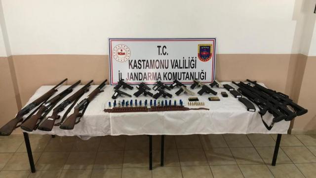 Kastamonuda bir kişinin geçen yıl silahla vurularak öldürülmesiyle ilgili jandarma 23 adreste arama yaptı