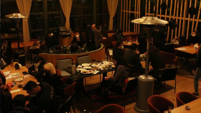 İstanbulda restorana COVID-19 baskını: 100 kişiye ceza kesildi