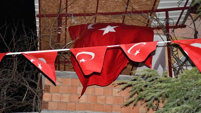 Şehitlerin evlerine ateş düştü