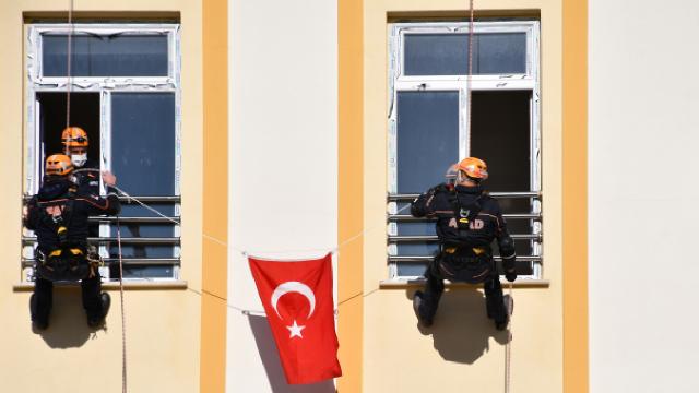 Sivasta deprem ve acil durum tahliye tatbikatı gerçekleşti