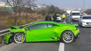 Trafikte 'makas' atan sürücü lüks aracını parçaladı