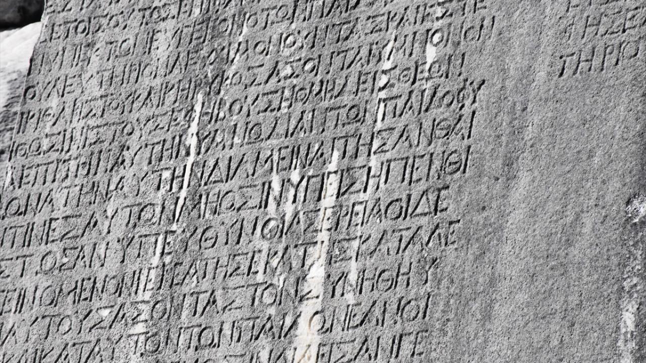 "Yazıt tam haliyle meclis binasının duvarlarında duruyor"