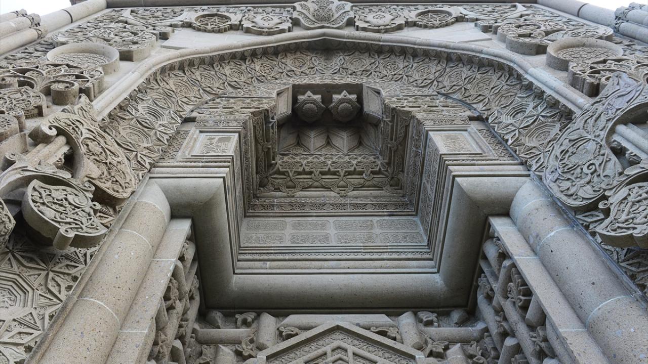 "Allah bana hem müezzinliği hem de taş sanatı ustalığını lütfetti"