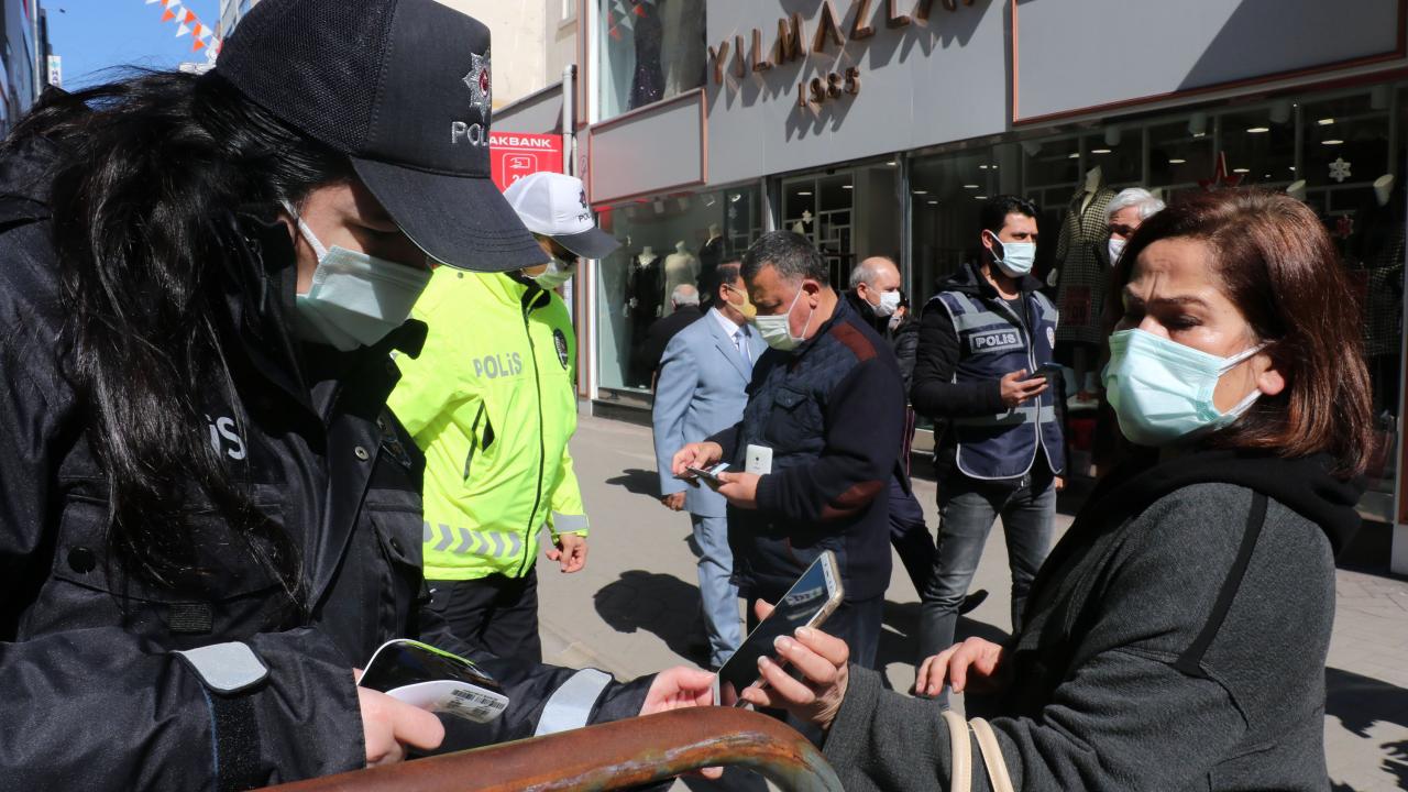 "Hem yakınıp hem de dışarı çıkıyorlar"