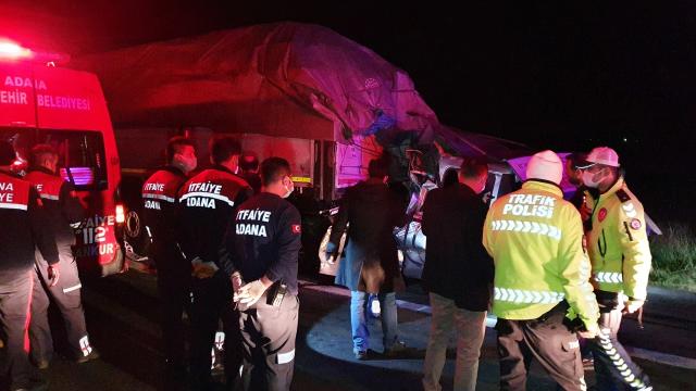 Adanada hafif ticari araç tıra çarptı: 3 ölü, 1 yaralı