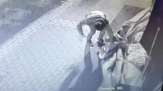 Çaldıkları 10 kilo muzu 1 saat sonra geri getirdiler