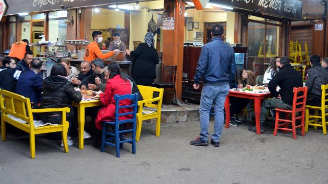 Kısıtlamanın ardından kahvaltı için ciğer kebabına koştular