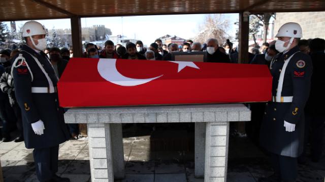 Trafik kazasında yaşamını yitiren Uzman Çavuş ve ailesi toprağa verildi