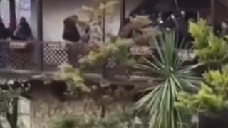 Din adamları ile cemaat arasında arbede: Ahşap balkon çöktü