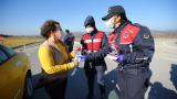 Kırklareli'nde kadın astsubaylar yol denetiminde kadın sürücülere karanfil hediye etti
