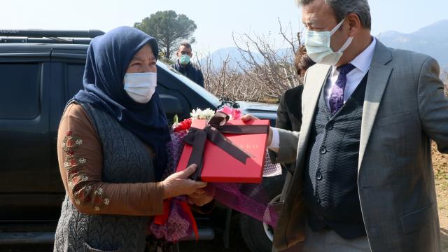 İzmirde 60 yıldır çiftçilik yapan kadın 8 Martta unutulmadı