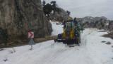 Antalya'da karla kaplanan yayla yolları açılıyor
