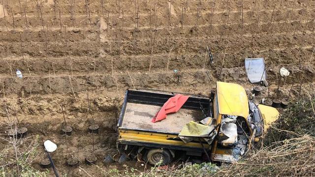İzmirde işçileri taşıyan kamyonet devrildi: 11 yaralı
