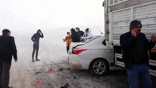 Tendürek Dağı geçidinde zincirleme kaza: 1 yaralı