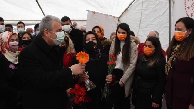 Kırşehirde kadınların el emeği ürünleri meydanda kurulan stantlarda tanıtıldı
