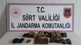 Siirt'te PKK'lı teröristlerin kayalıklara gizlediği el bombası ve mühimmat ele geçirildi