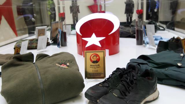 Erzurumda şehit polislerin kıyafetlerinin yer aldığı sergi duygulandırıyor
