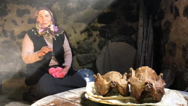 Karsın geleneksel lezzeti: Tandırda kaz