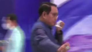 Soruya sinirlendi, gazetecilere dezenfektan sıktı