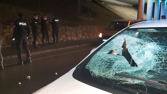 Seyir halindeki otomobilin önüne atlayan genç ağır yaralandı
