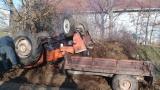Devrilen traktörün altından sağ çıktı