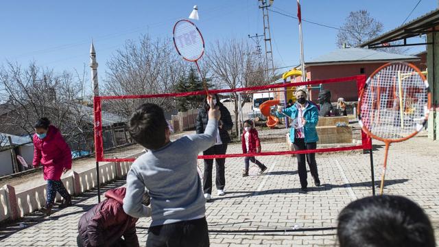 Tuncelili çocuklar badminton ile tanıştı
