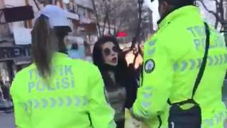 'Virüs yok' diyerek maske takmayı reddeden kadına para cezası