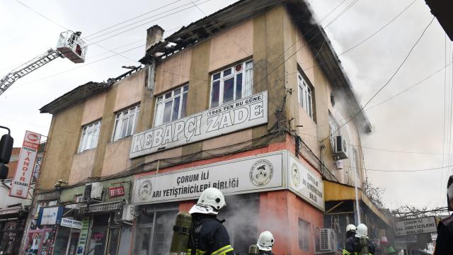 Çorumda tarihi Ayakkabıcılar Arastasındaki bir iş yerinin çatısında çıkan yangın hasara yol açtı