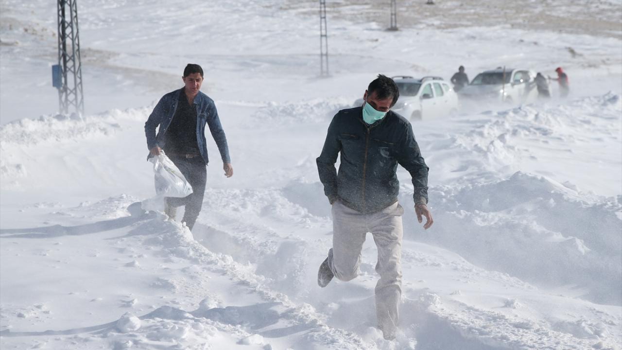 Aktaş, köyde elektrik kesintilerinin olduğunu da söyledi: