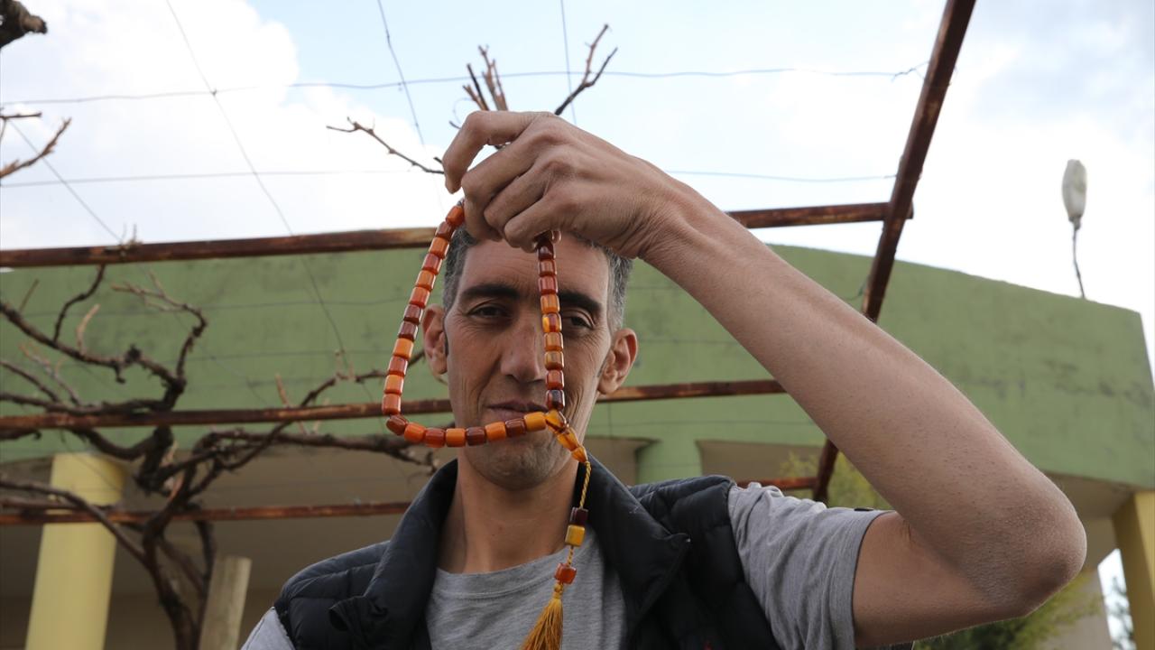 "Halı parçasını keserek kendime namazlık yapmıştım"