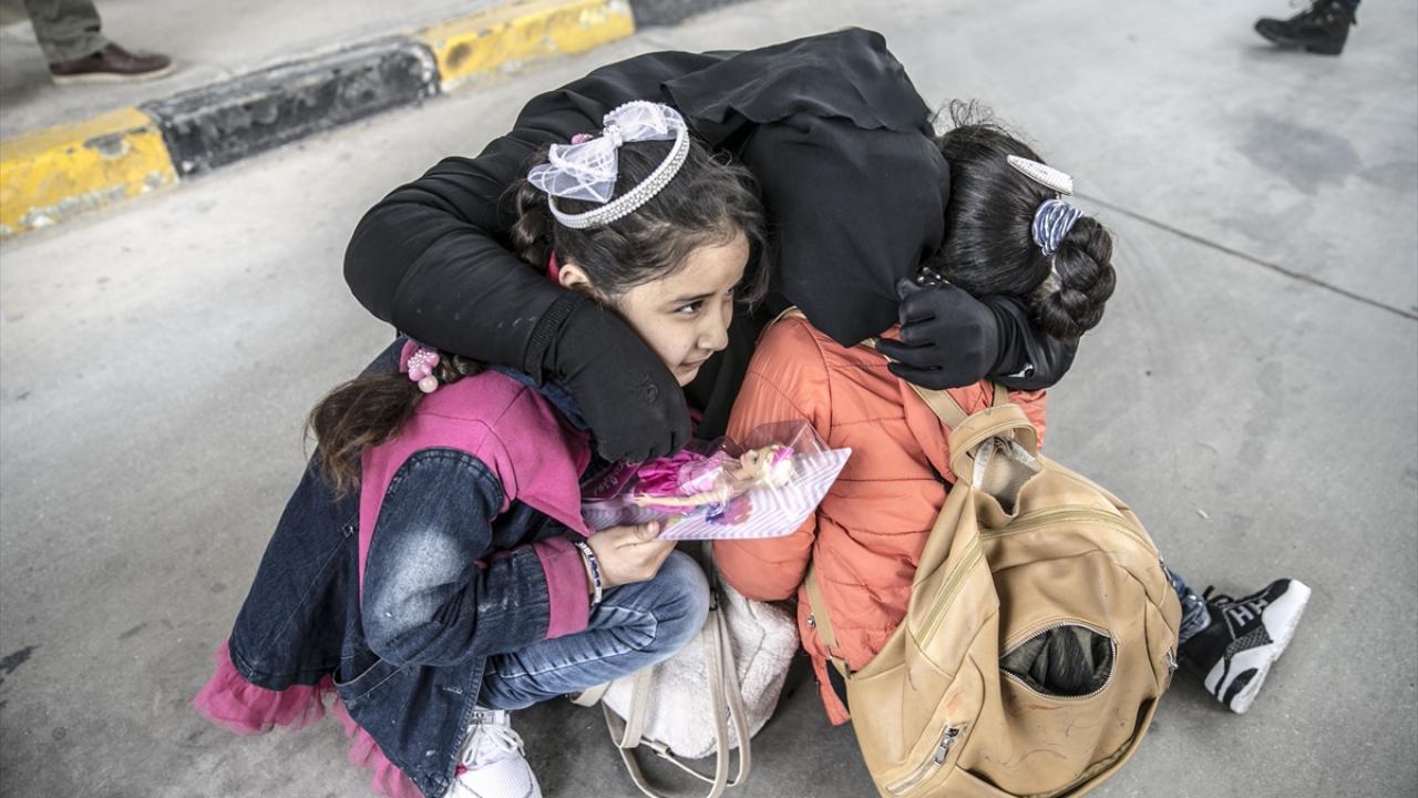 "İki çocuk ve baba sınırı geçemiyor"
