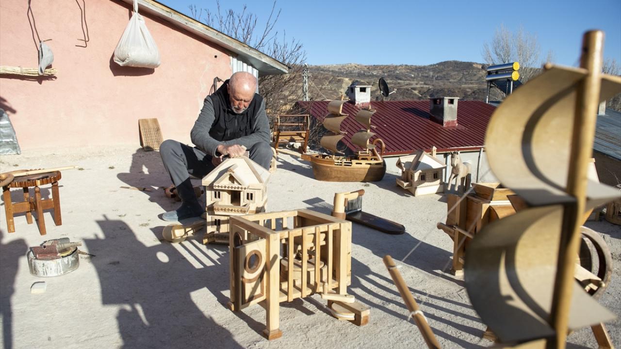 Boş zamanlarını maket üreterek değerlendiriyor