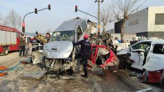 Freni boşalan tır 15-20 aracı ezdi: Yaralılar var