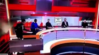 Canlı yayında dev ekran yorumcunun üzerine devrildi
