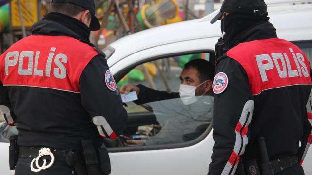 Adanada polis denetimlerinde 53 silah ele geçirildi