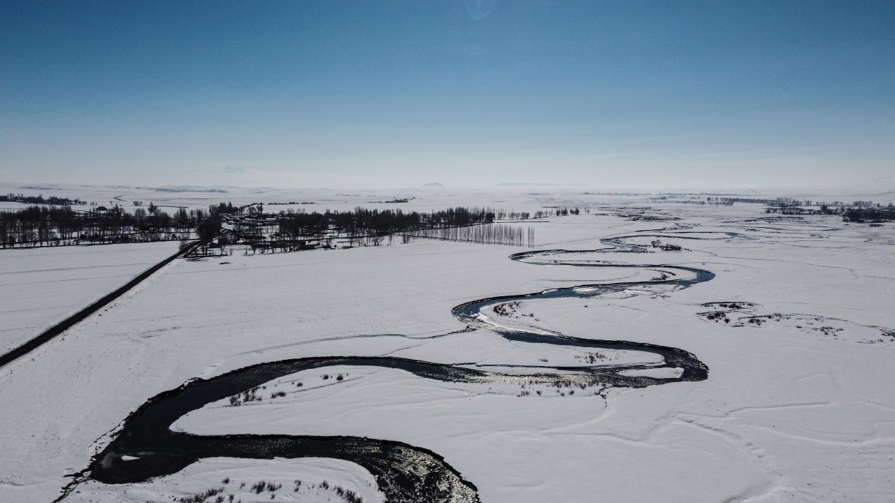 Bölgede bir süredir aralıklarla etkili olan kar yağışı nedeniyle Kars`ın özellikle yüksek kesimleri beyaza büründü.