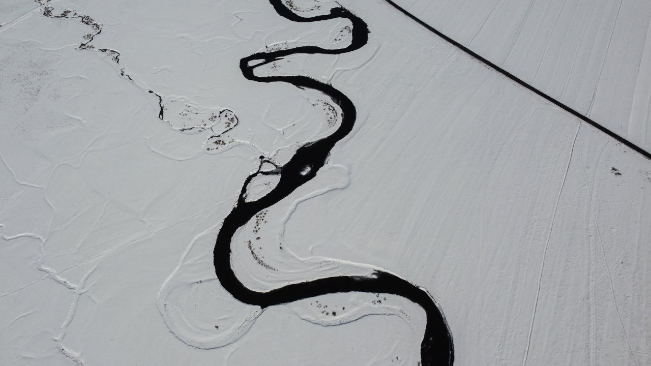 Tepecik köyü mevkisinde beyaz örtüyle bütünleşen menderesler, seyrine doyumsuz manzaralar oluşturuyor.