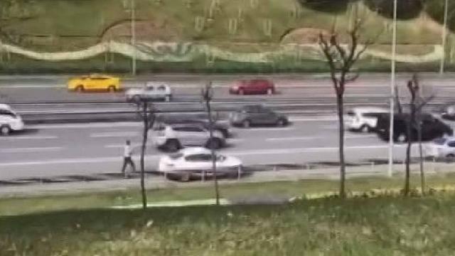 15 Temmuz Şehitler Köprüsünde bıçakla yürüyen kişi gözaltına alındı