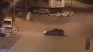 Boş yolda drift yapan sürücü kaldırıma çıktı