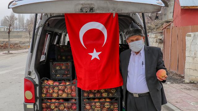 "Elmacı Dede"den Vandaki Mehmetçike destek