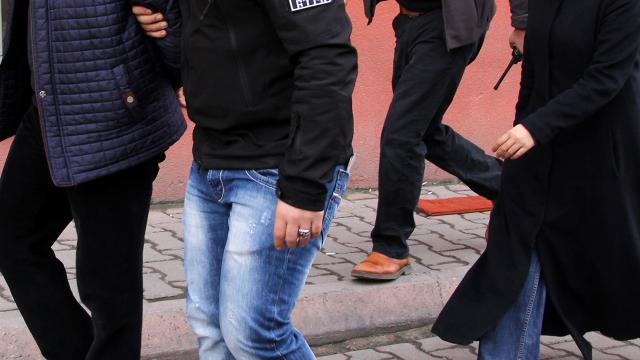Yurt dışına kaçmaya çalışan FETÖ firarisi çift yakalandı