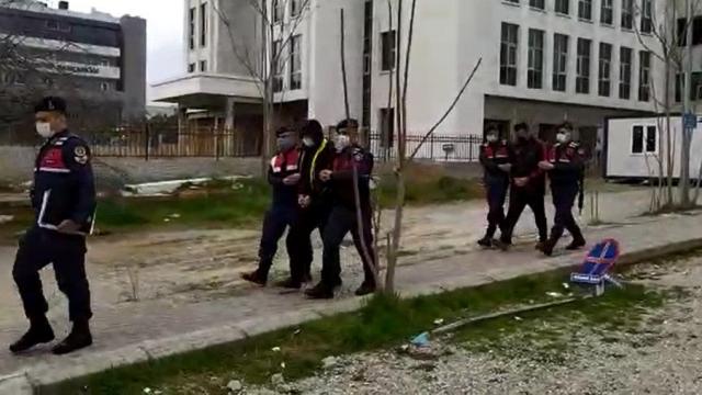 Motosikletle uyuşturucu sevkiyatı yapan 2 şüpheli gözaltına alındı
