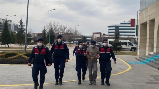 Baba- oğul, traktörde tarladan çaldıkları sulama borularıyla yakalandı