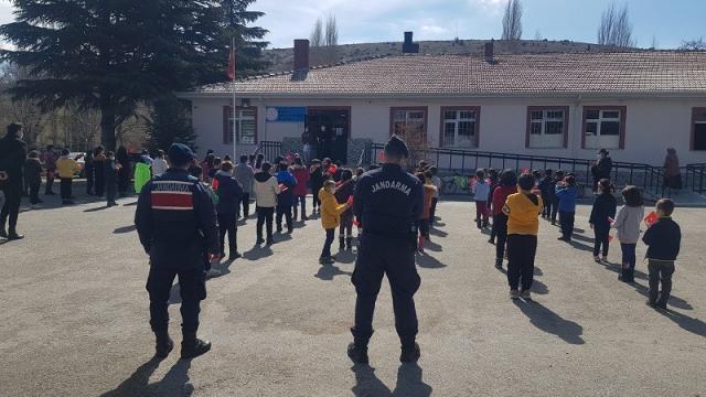 Jandarma ekipleri okullardaki öğrencileri bilgilendiriyor