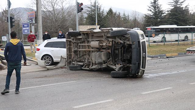 Ispartada otomobil ile minibüs çarpıştı: 6 yaralı