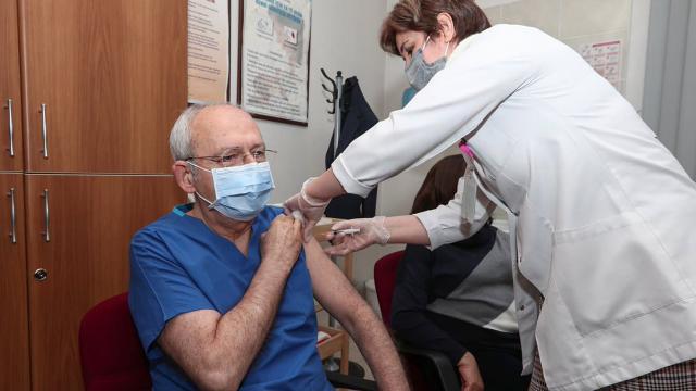 Kemal Kılıçdaroğlu koronavirüs aşısının ikinci dozunu yaptırdı