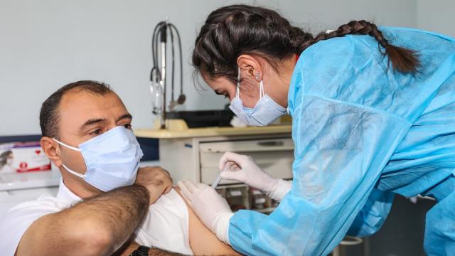 Sakarya Valisi Kaldırıma Covid-19 aşısının ikinci dozu uygulandı