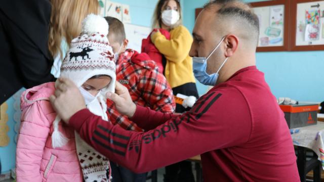 Hayırsever çift, köy çocuklarını yurdun dört bir yanından gönderilen kışlık kıyafetlerle sevindiriyor