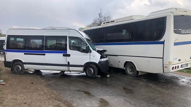 Manisada servis araçları çarpıştı: 10 yaralı